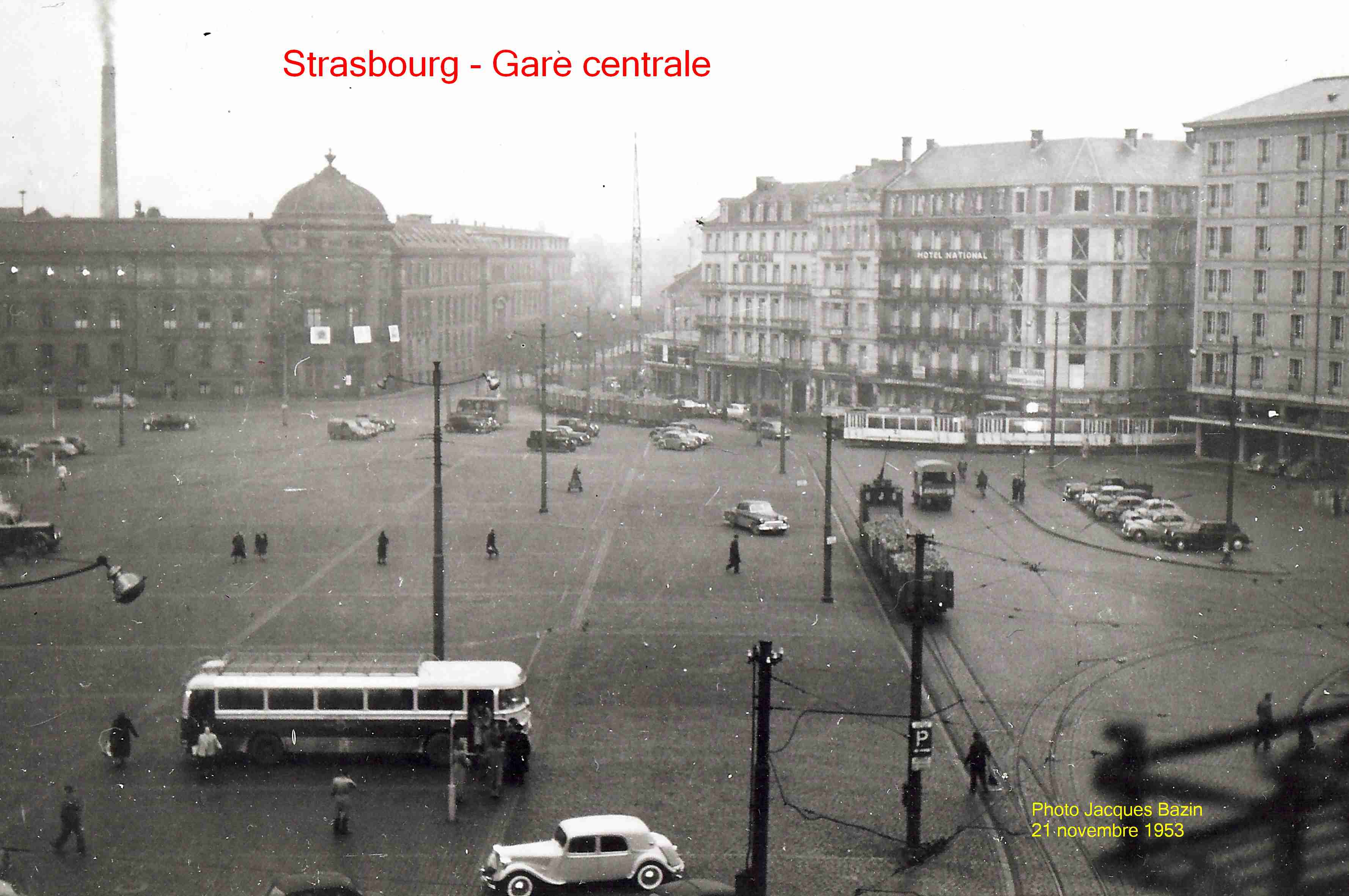 Tram urbain et transport de betteraves sucrières se rencontrent Place de la Gare.
